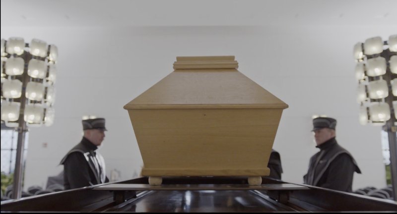 Pressebild aus Sterben für Anfänger - Sarg